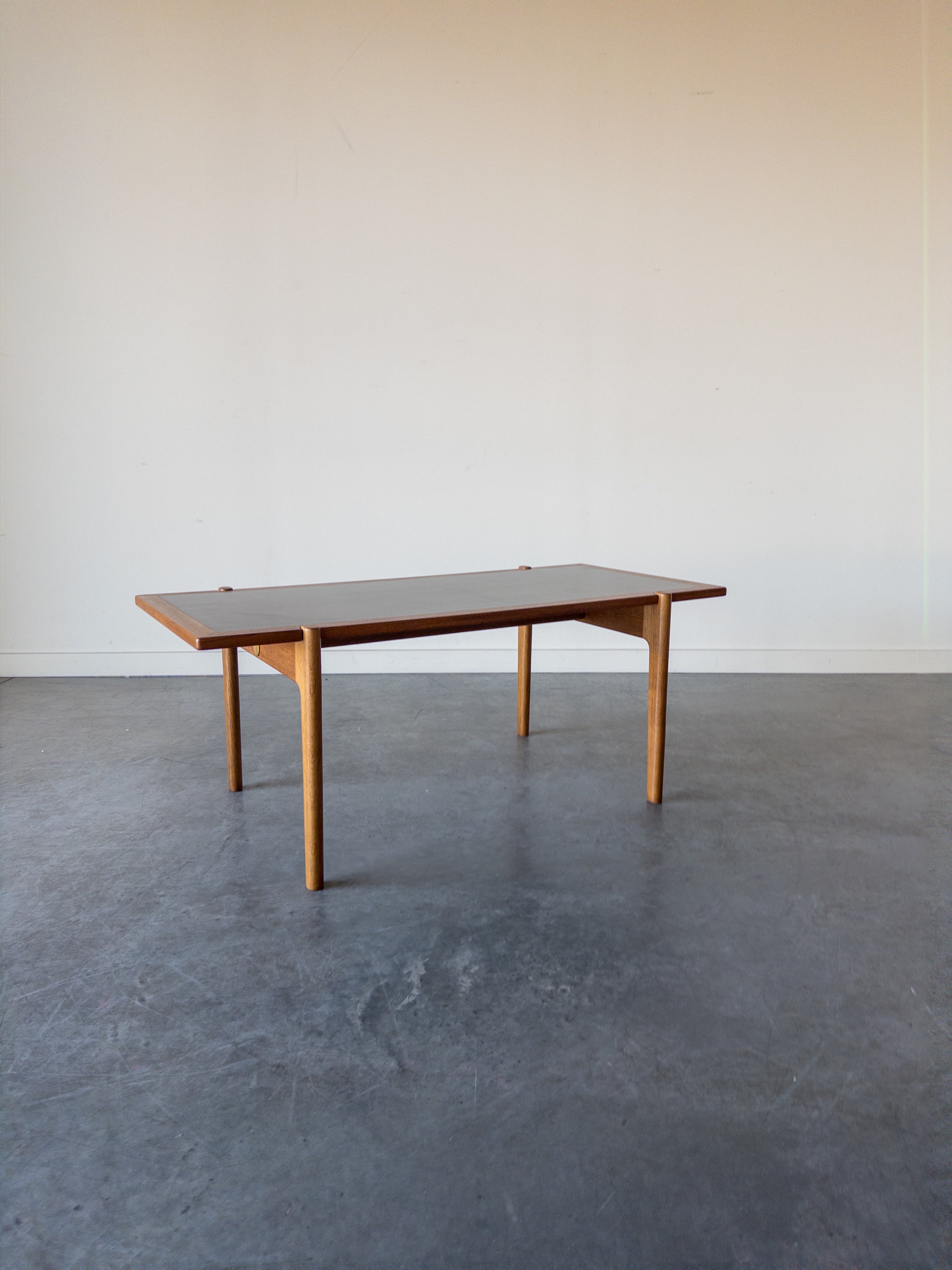 Coffee table Model JH 575 by Hans J. Wegner for Johannes Hansen