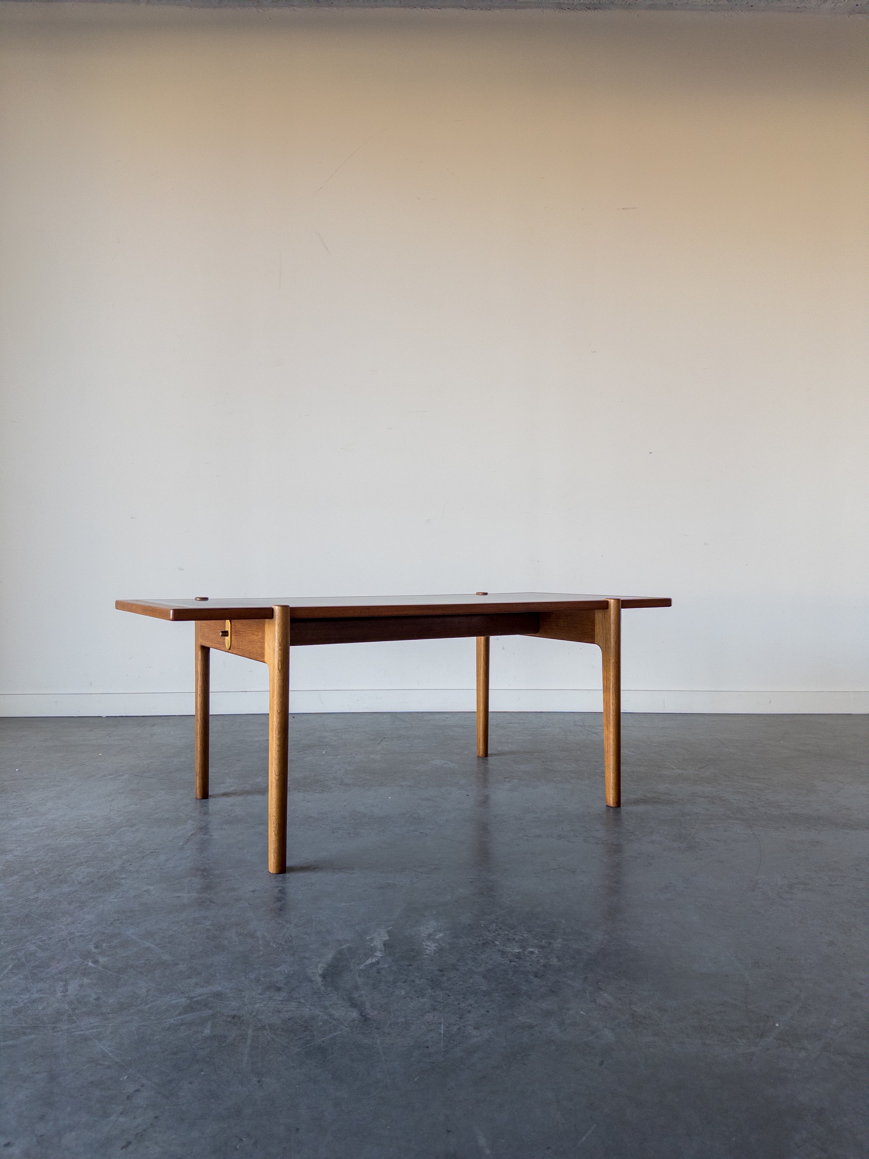 Coffee table Model JH 575 by Hans J. Wegner for Johannes Hansen