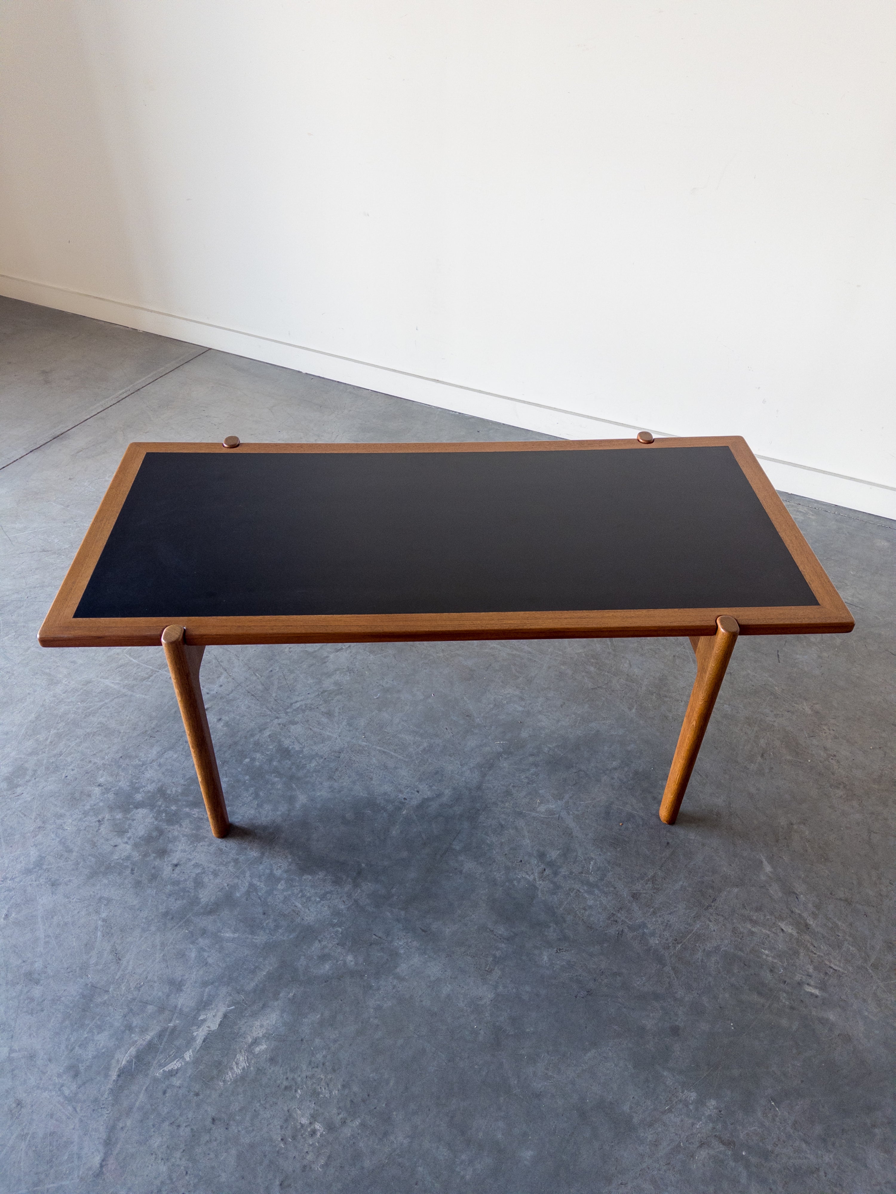 Coffee table Model JH 575 by Hans J. Wegner for Johannes Hansen