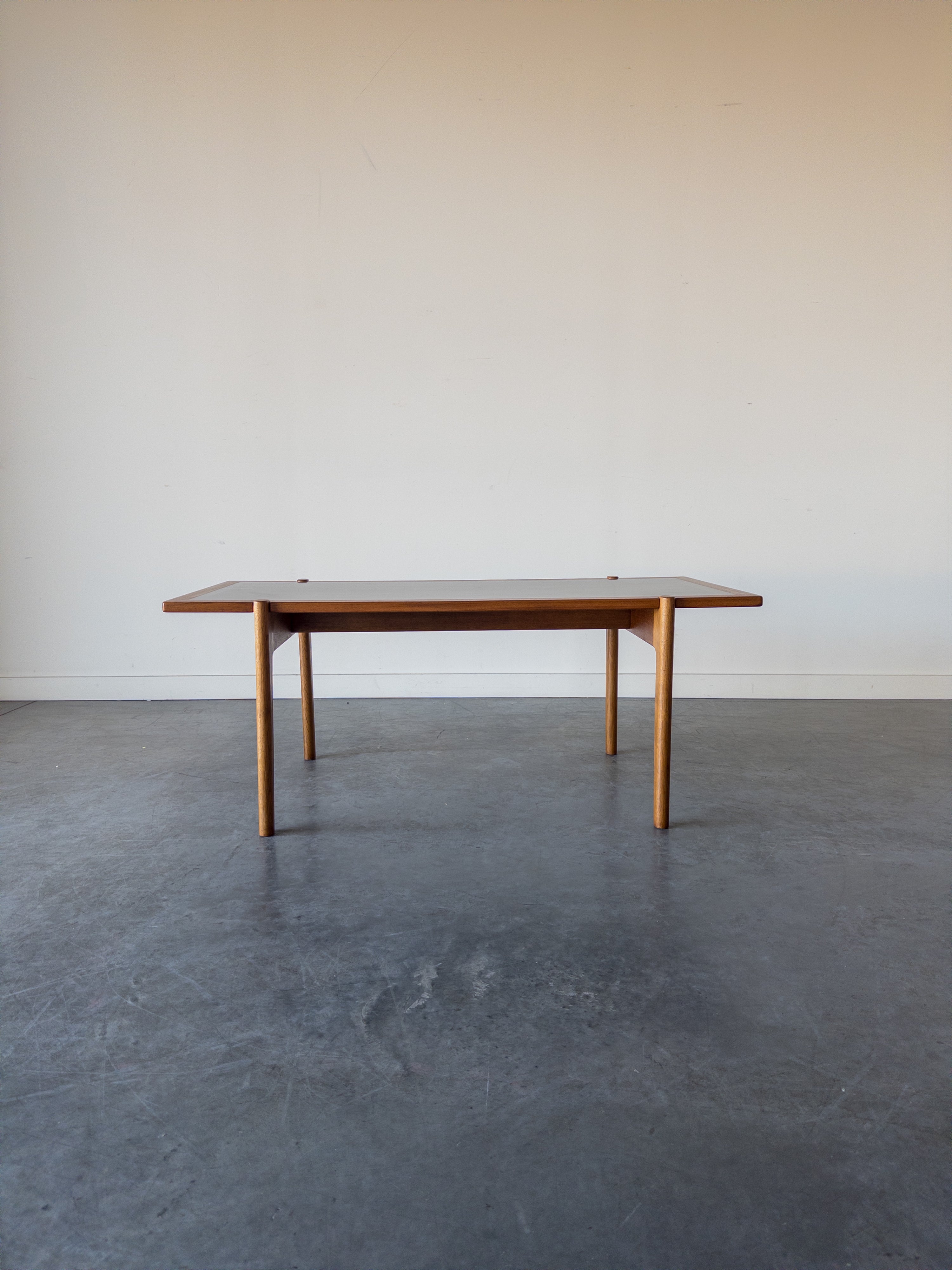 Coffee table Model JH 575 by Hans J. Wegner for Johannes Hansen