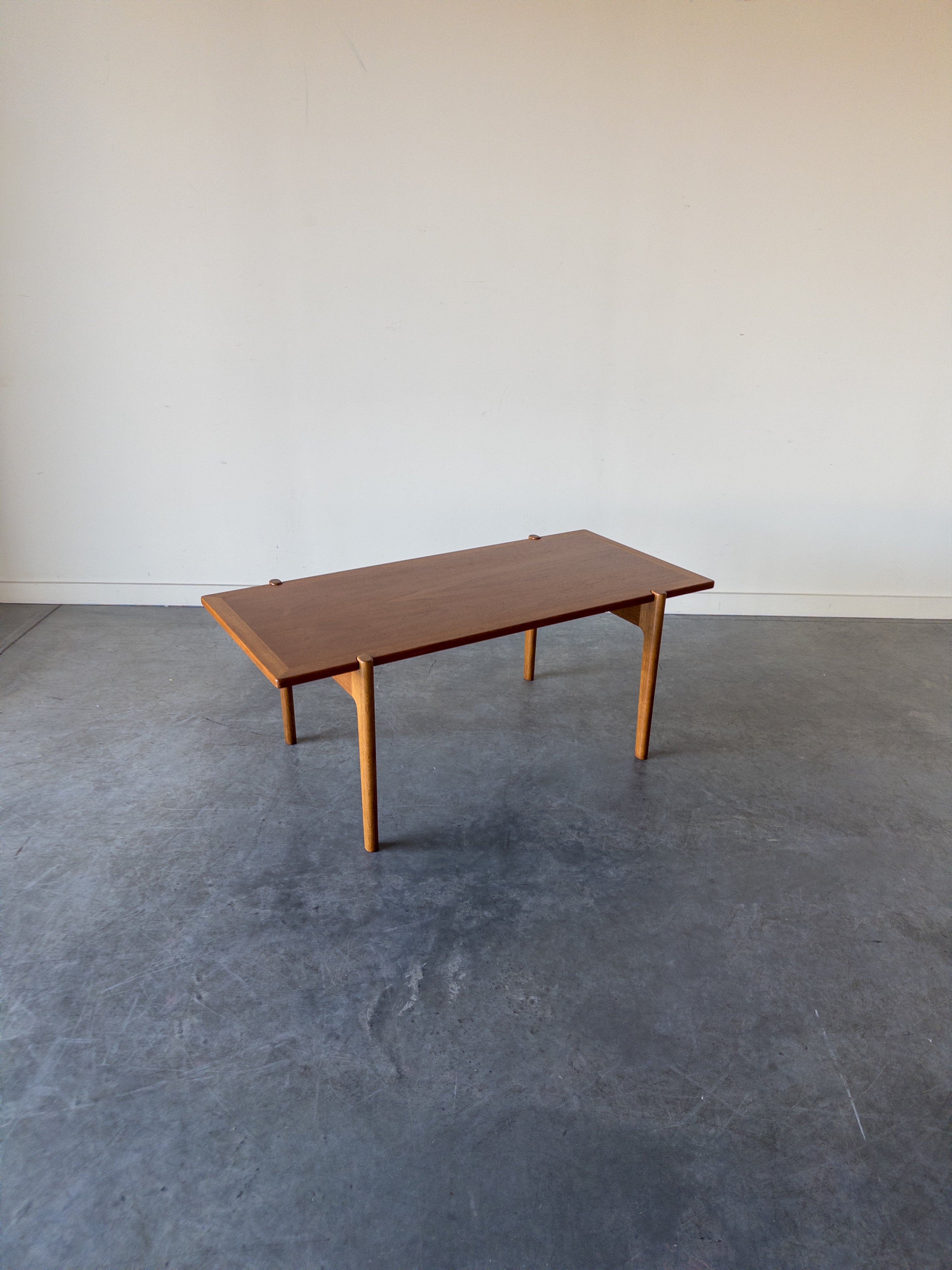 Coffee table Model JH 575 by Hans J. Wegner for Johannes Hansen