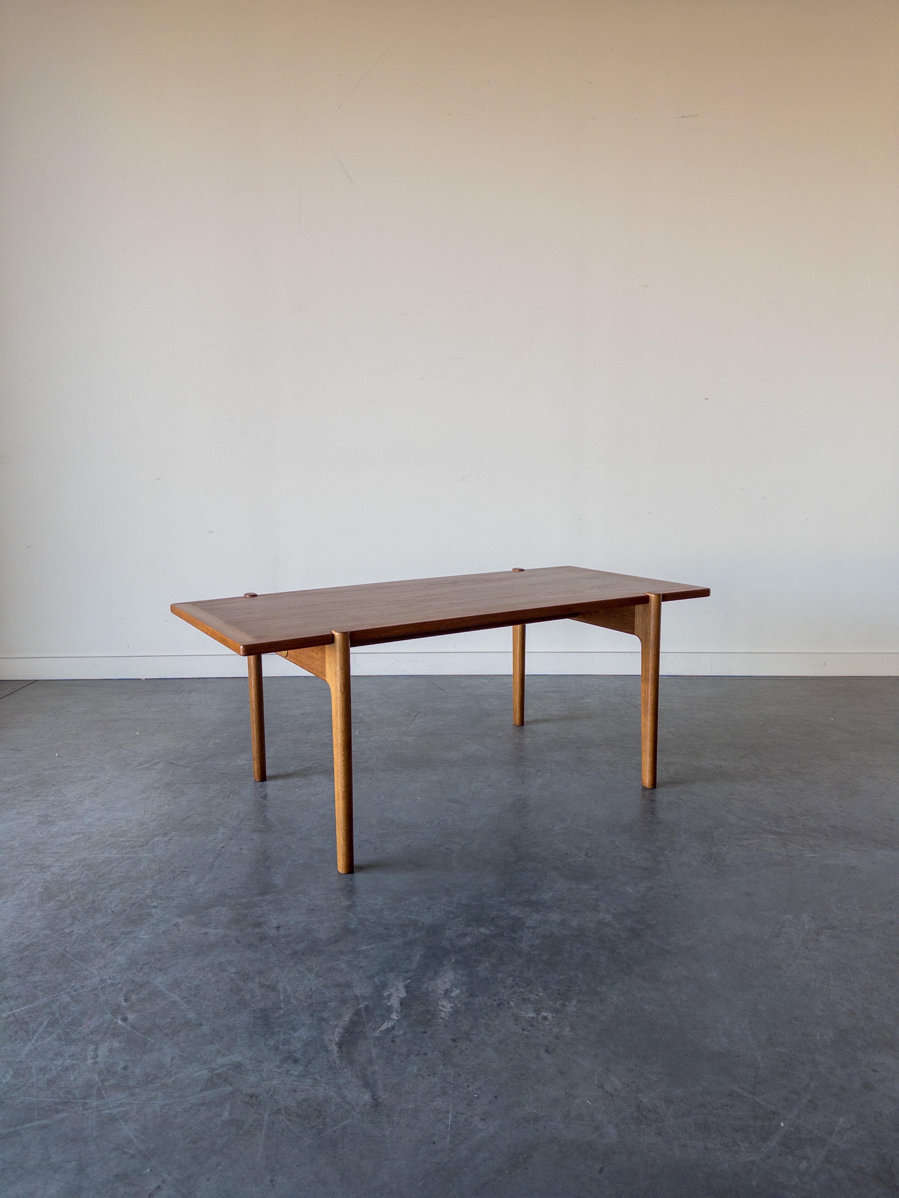 Coffee table Model JH 575 by Hans J. Wegner for Johannes Hansen