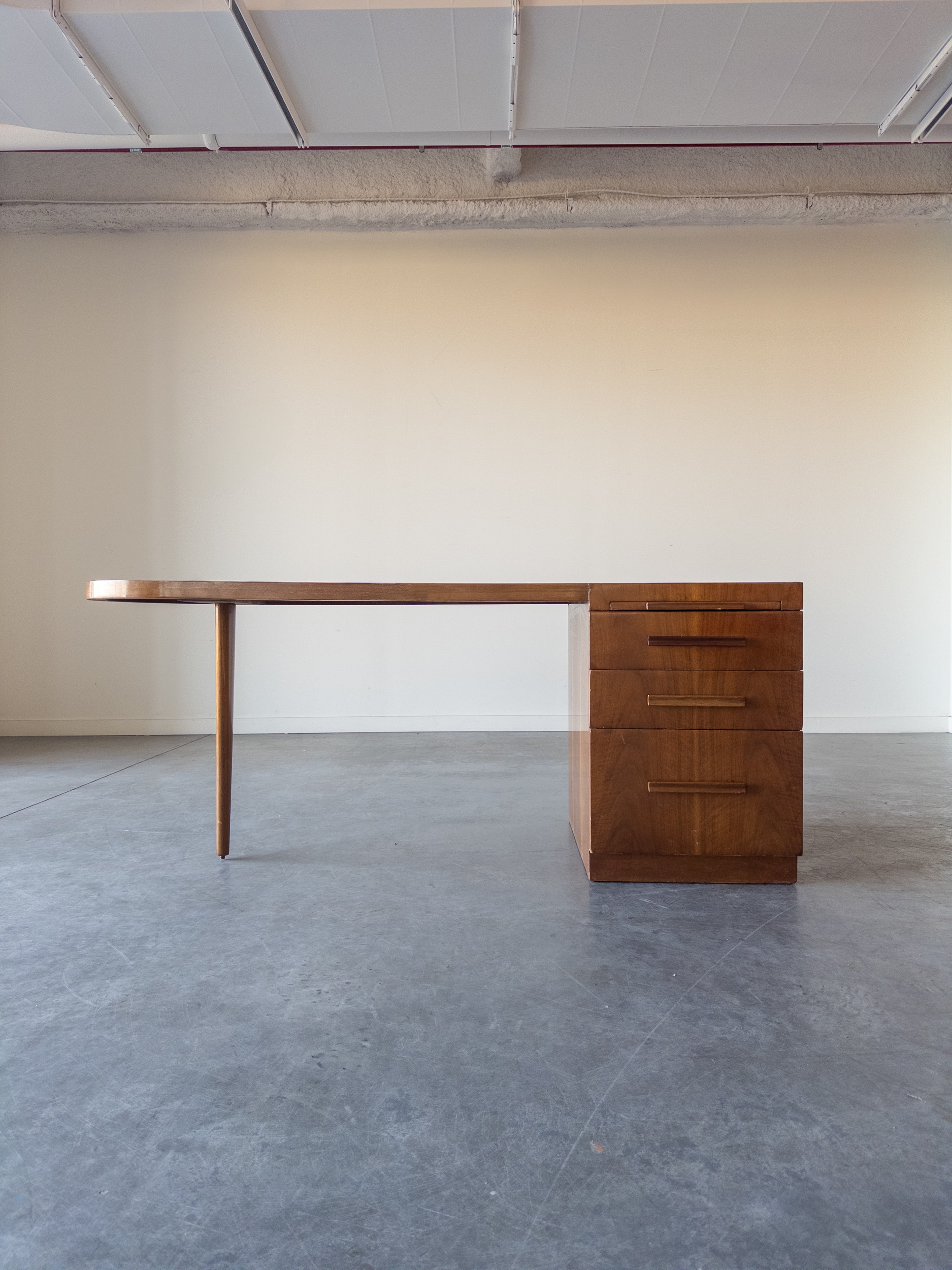 Walnut Oval Desk by T.H.Robsjohn-Gibbings for Widdicomb