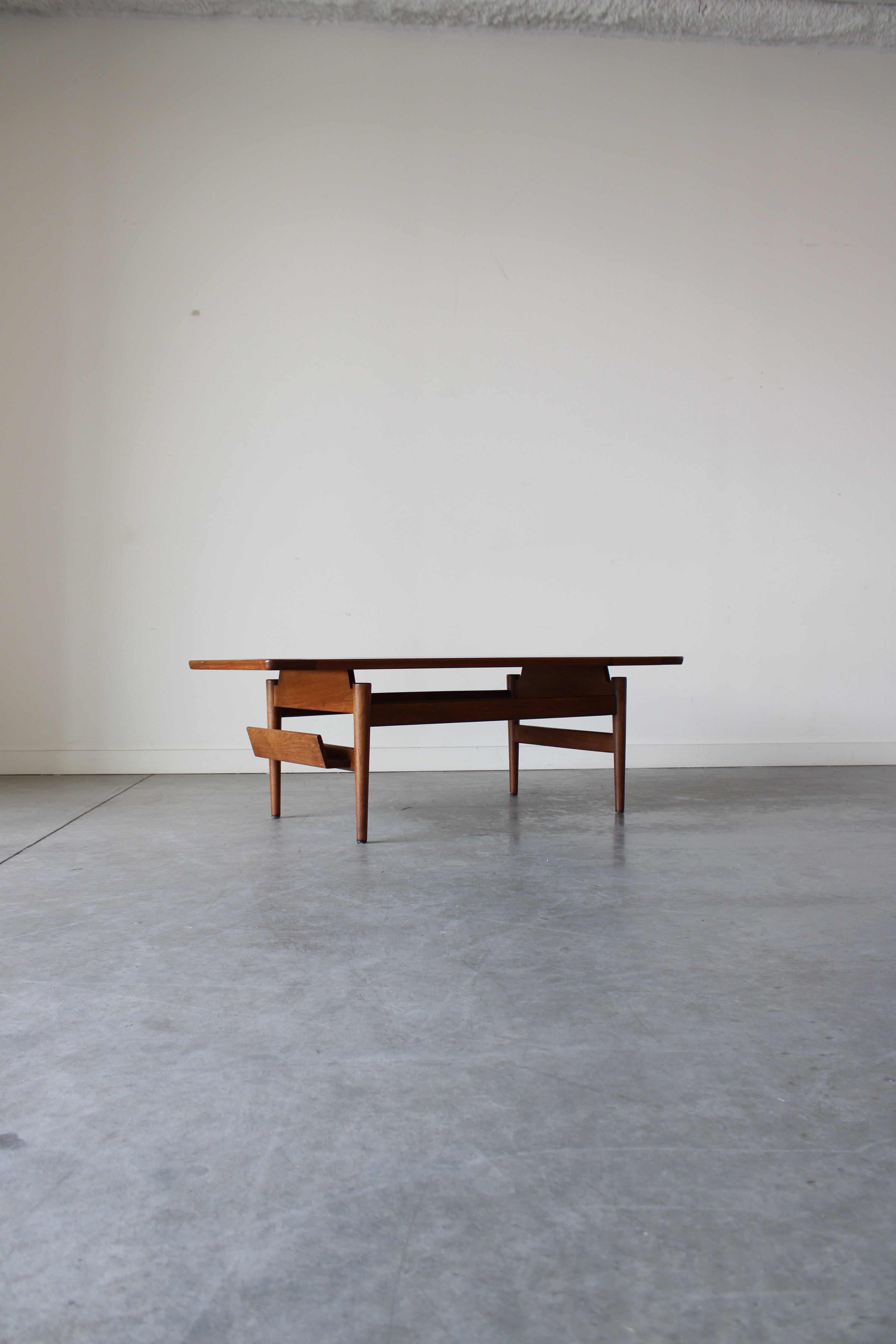 Model T-390 Coffee table with magazine rack, by Jens Risom