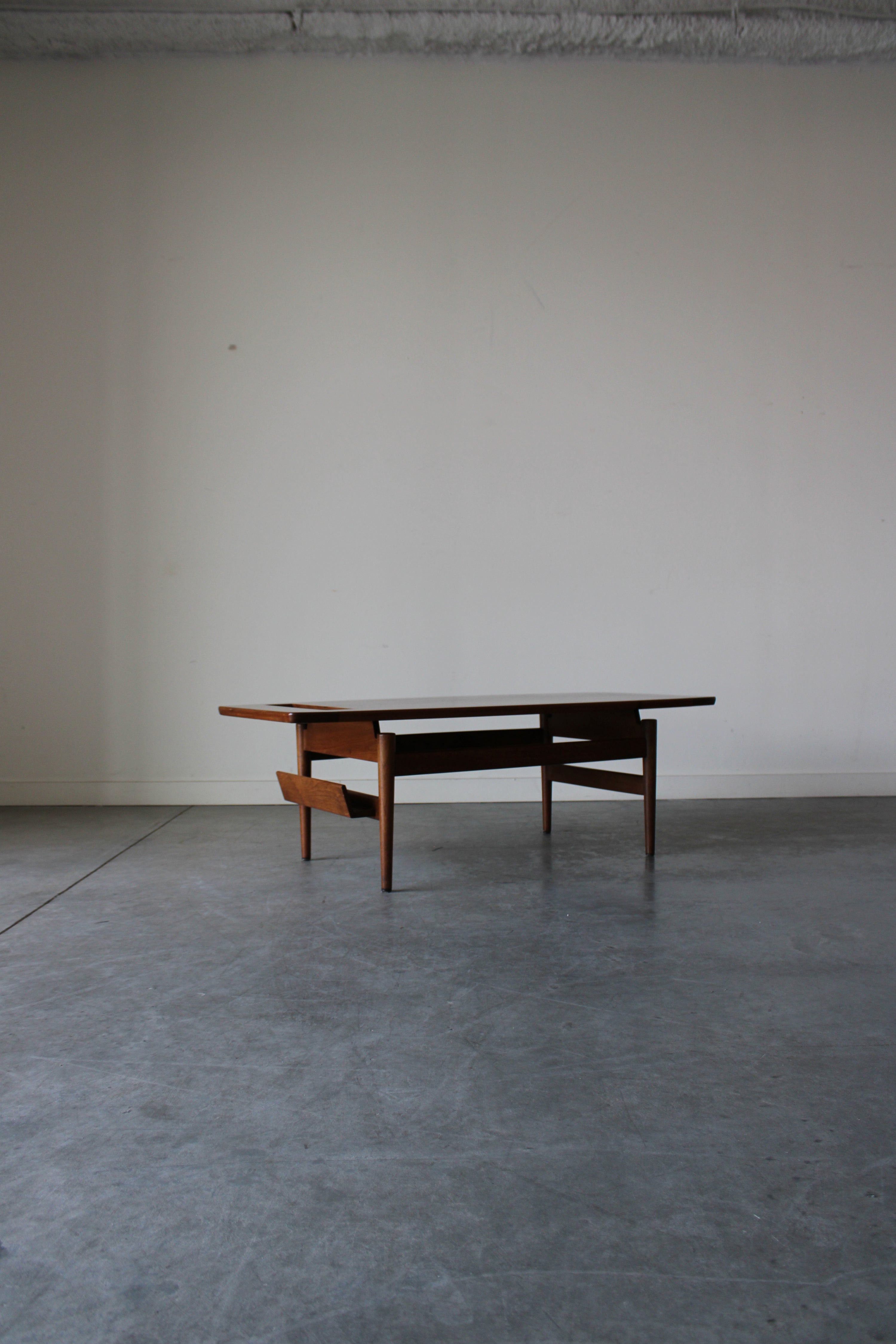 Model T-390 Coffee table with magazine rack, by Jens Risom