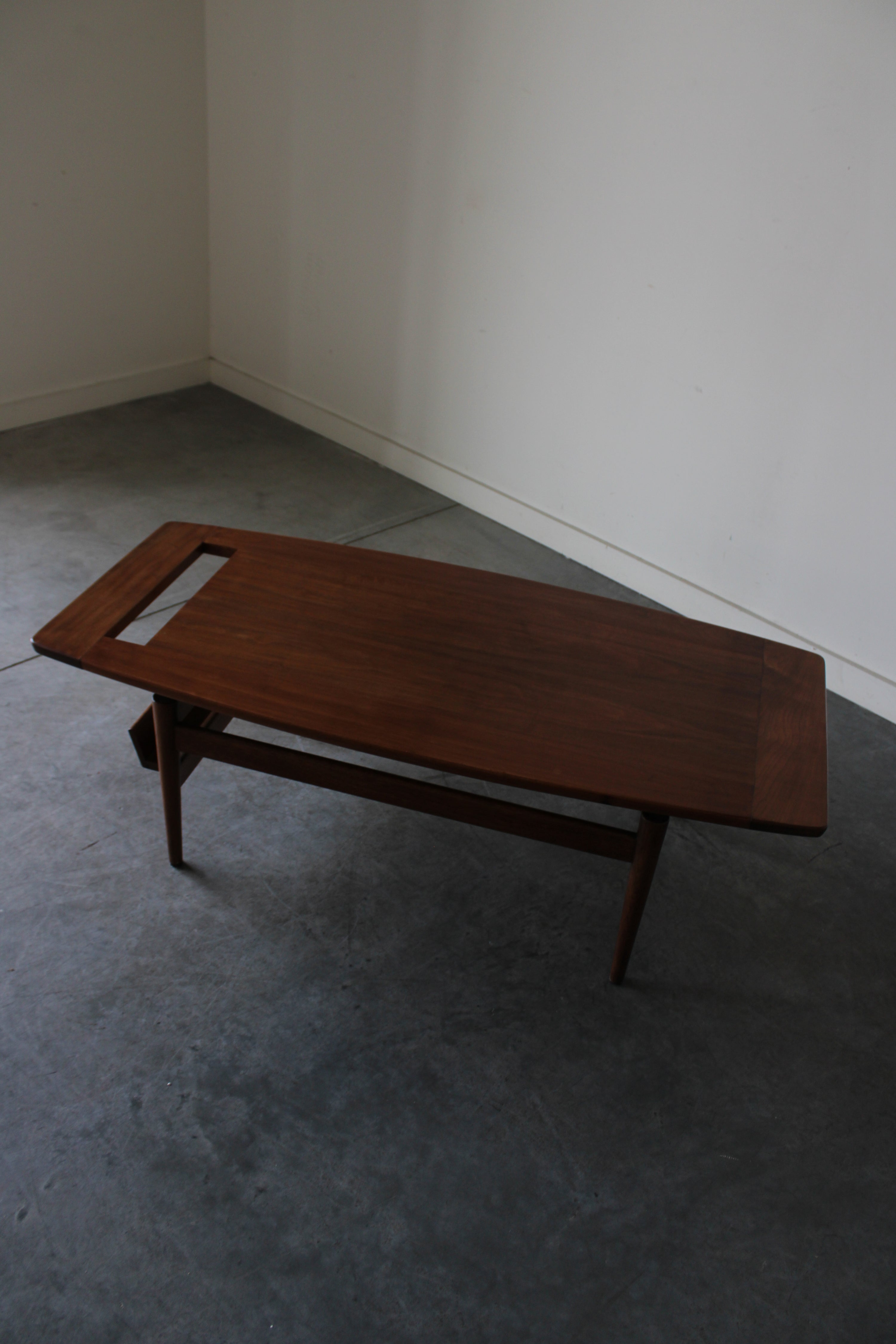 Model T-390 Coffee table with magazine rack, by Jens Risom