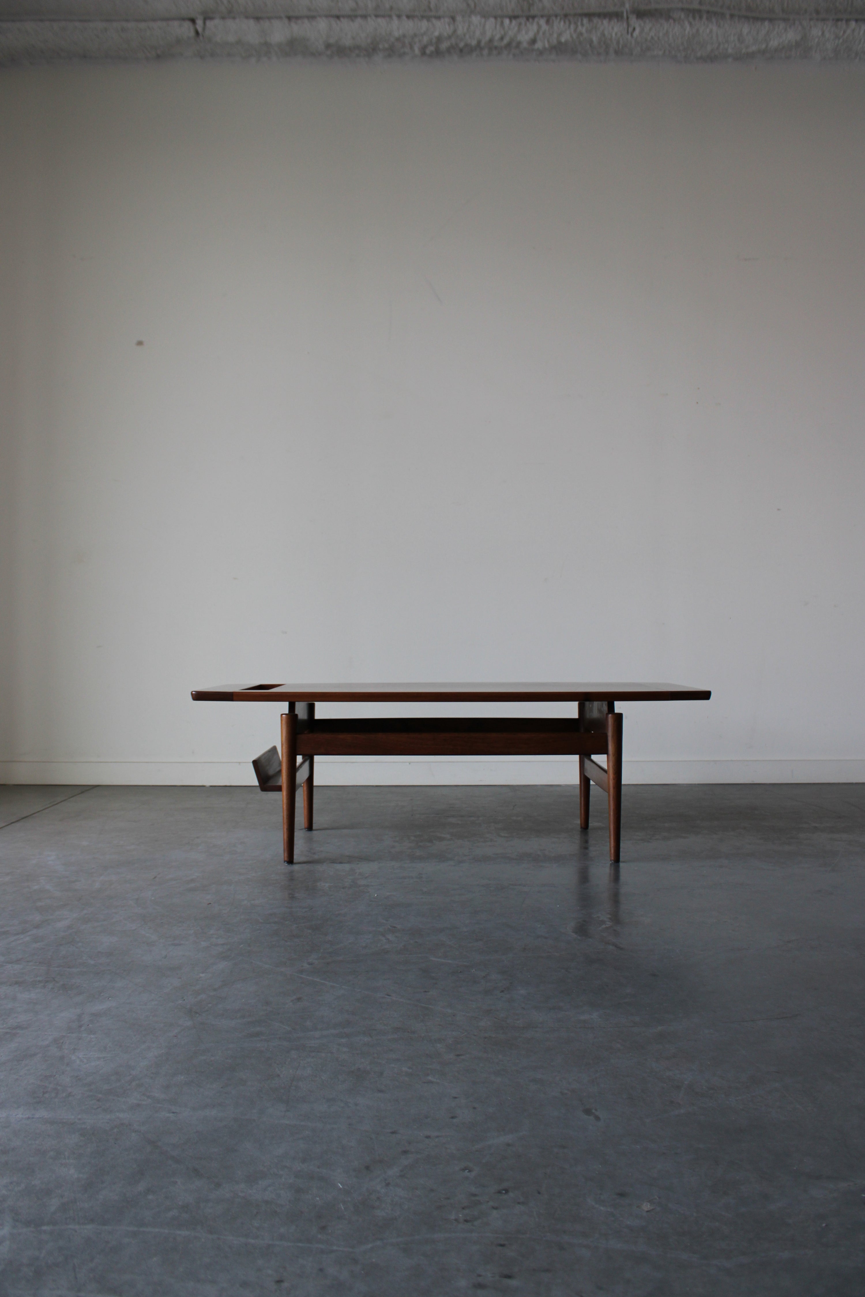 Model T-390 Coffee table with magazine rack, by Jens Risom