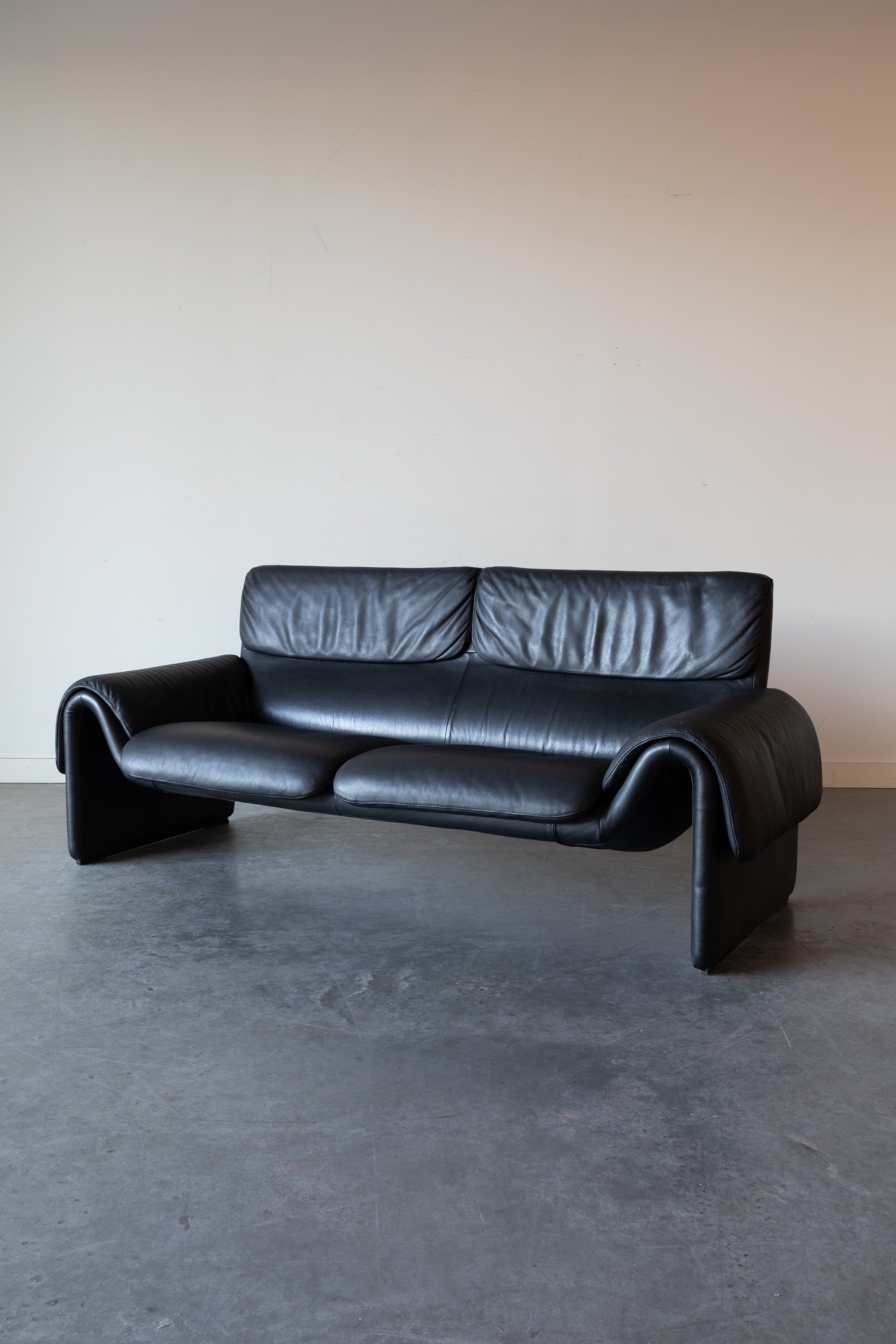 DS-2011 in Black Leather Sofa by De Sede