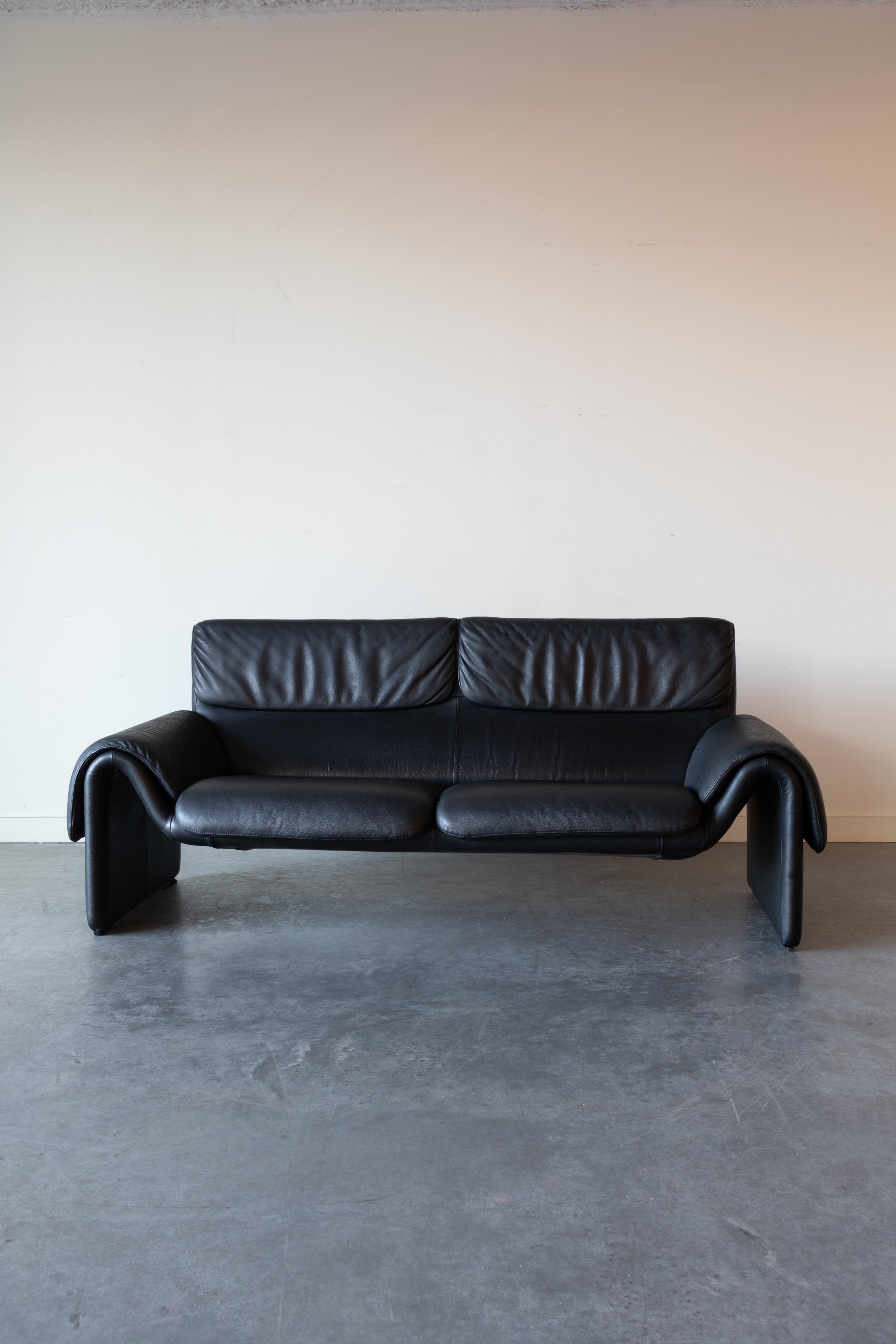 DS-2011 in Black Leather Sofa by De Sede
