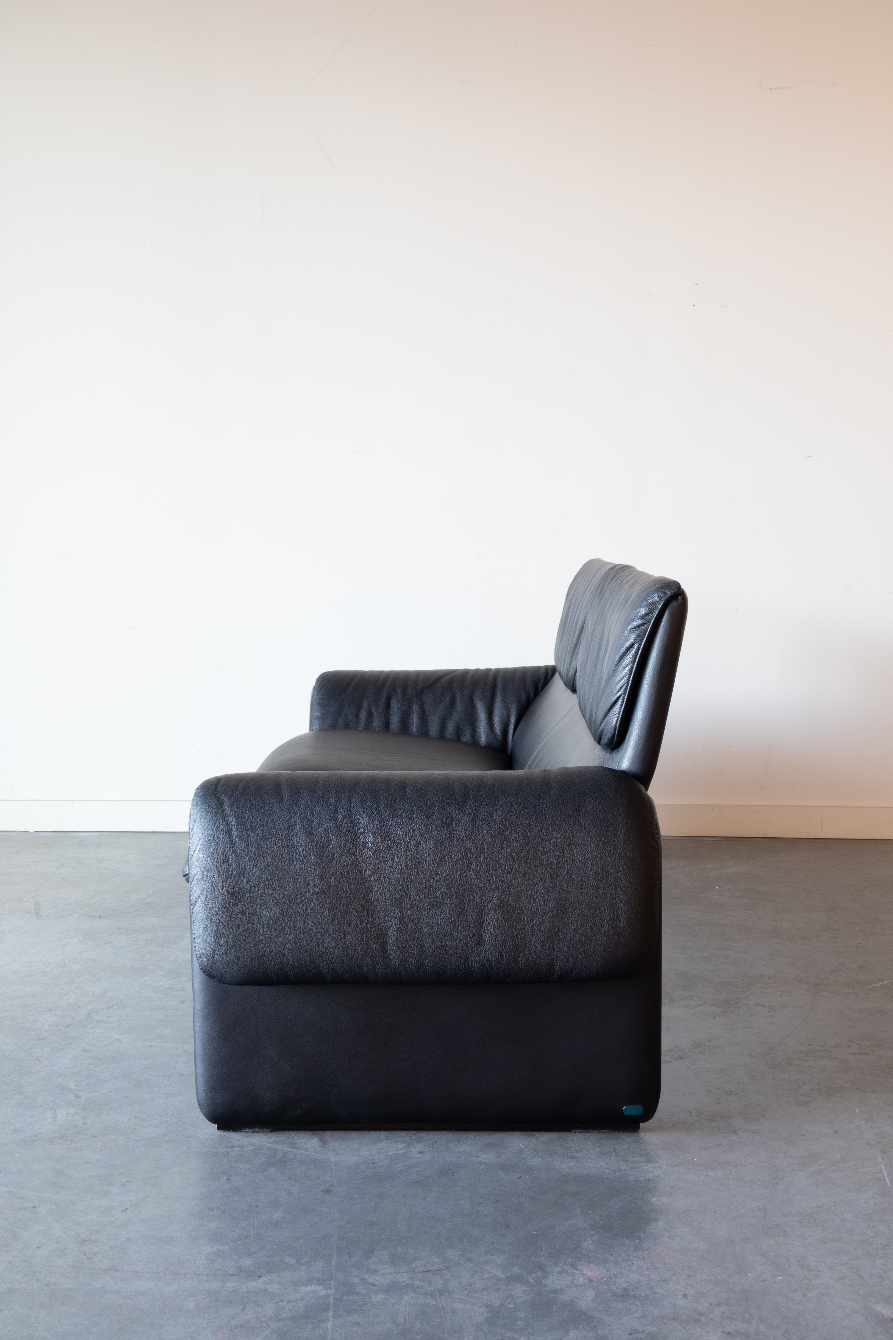 DS-2011 in Black Leather Sofa by De Sede