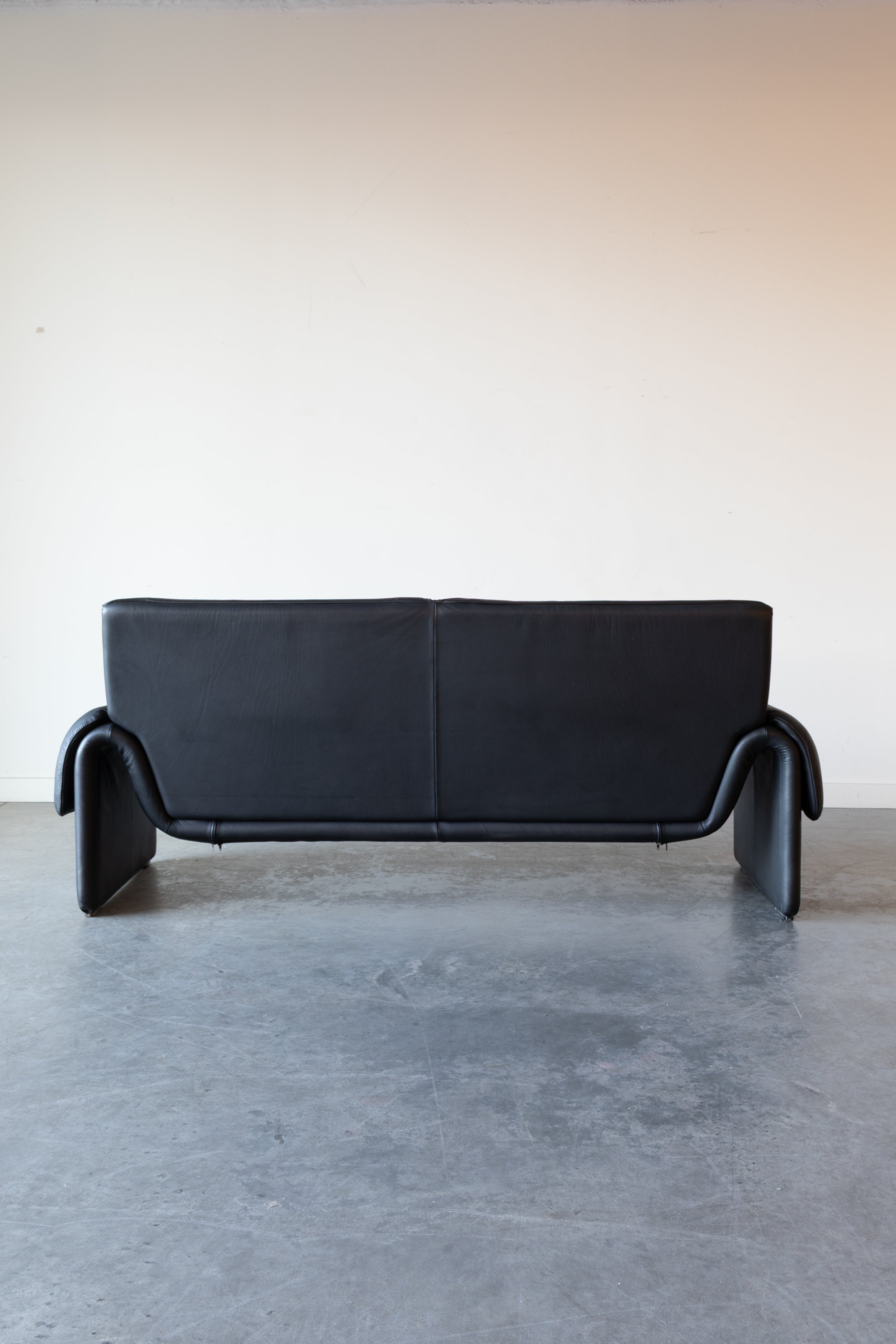 DS-2011 in Black Leather Sofa by De Sede