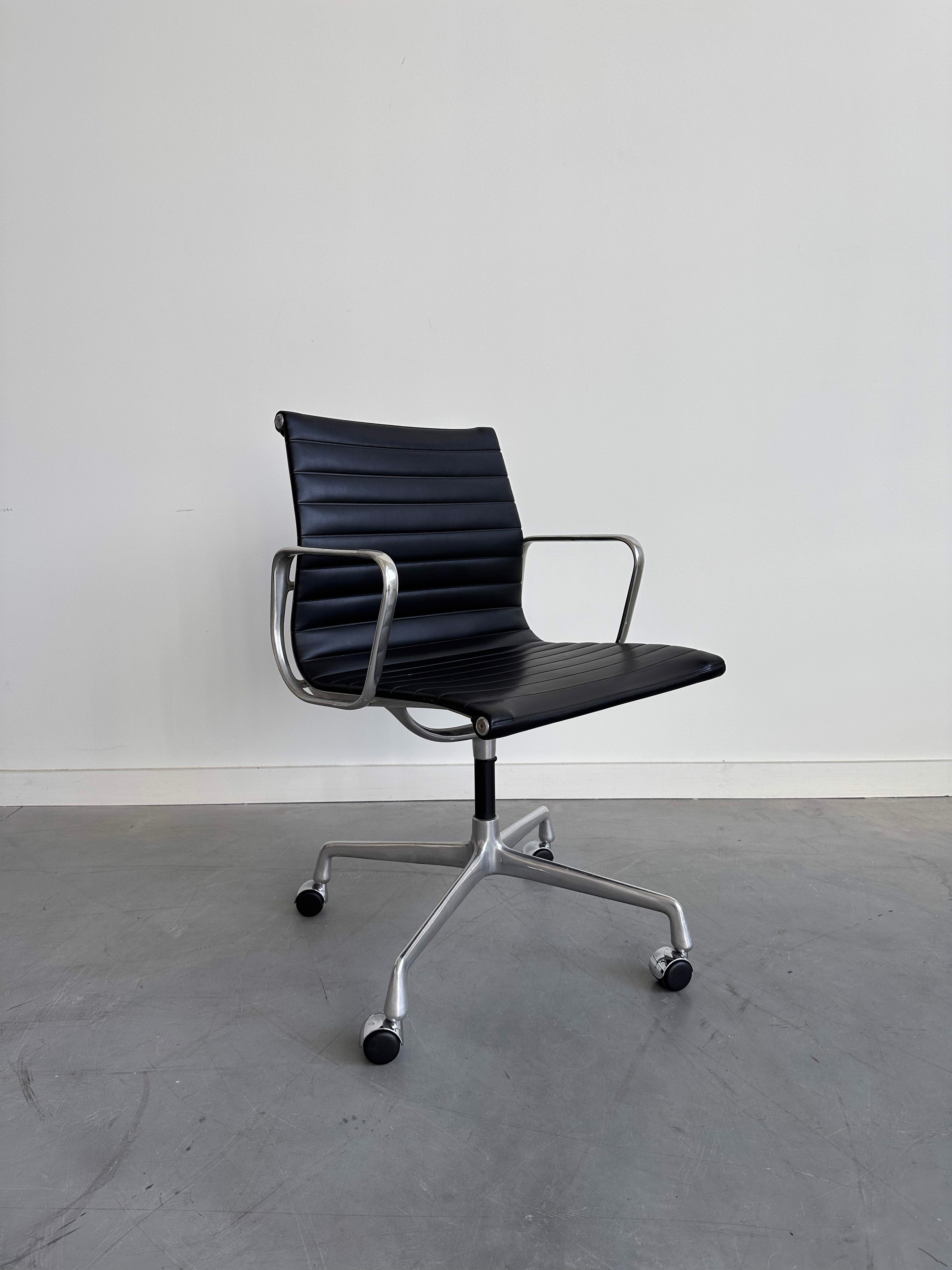 EA117 Executive Desk Chair by Charles & Ray Eames for Herman Miller