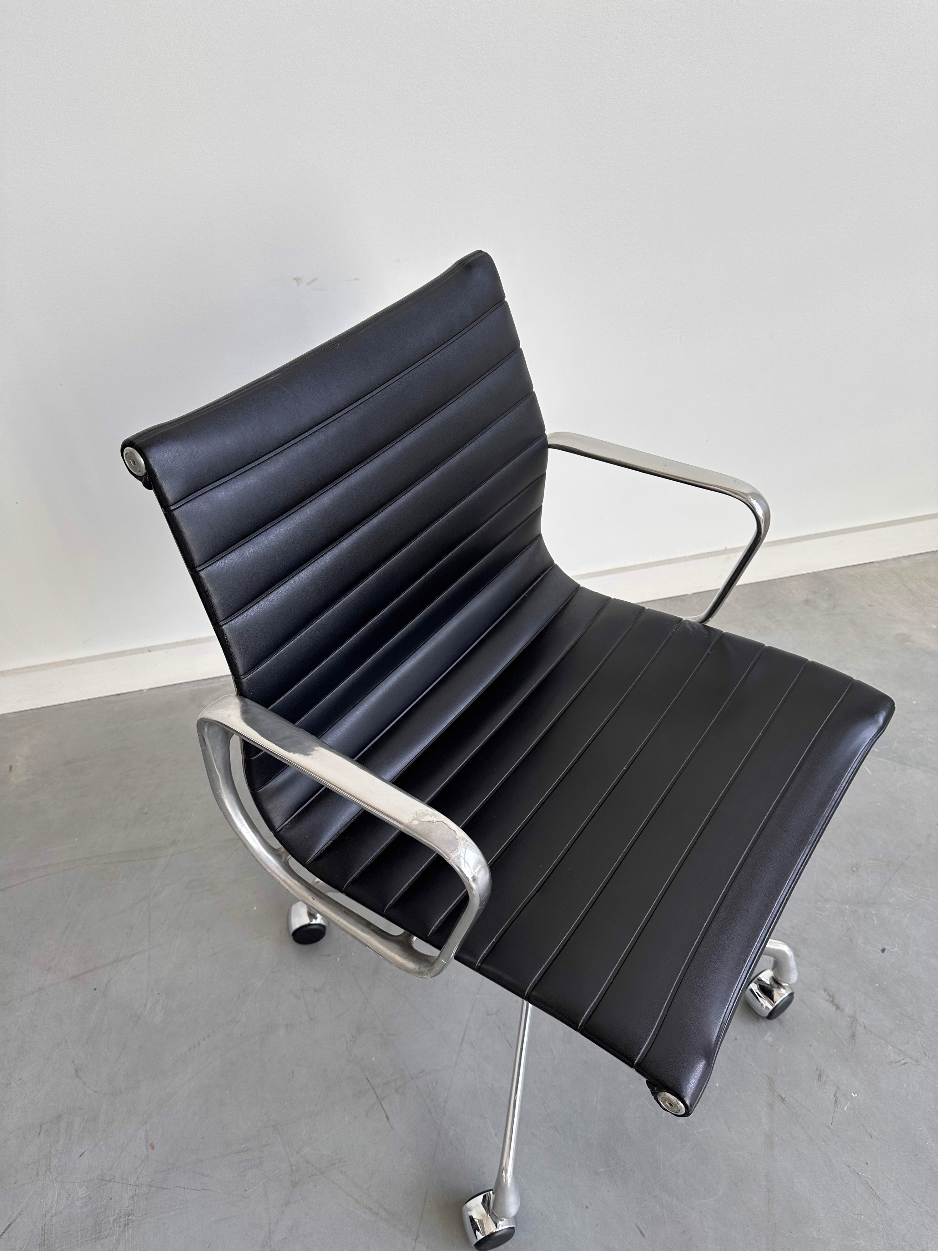 EA117 Executive Desk Chair by Charles & Ray Eames for Herman Miller