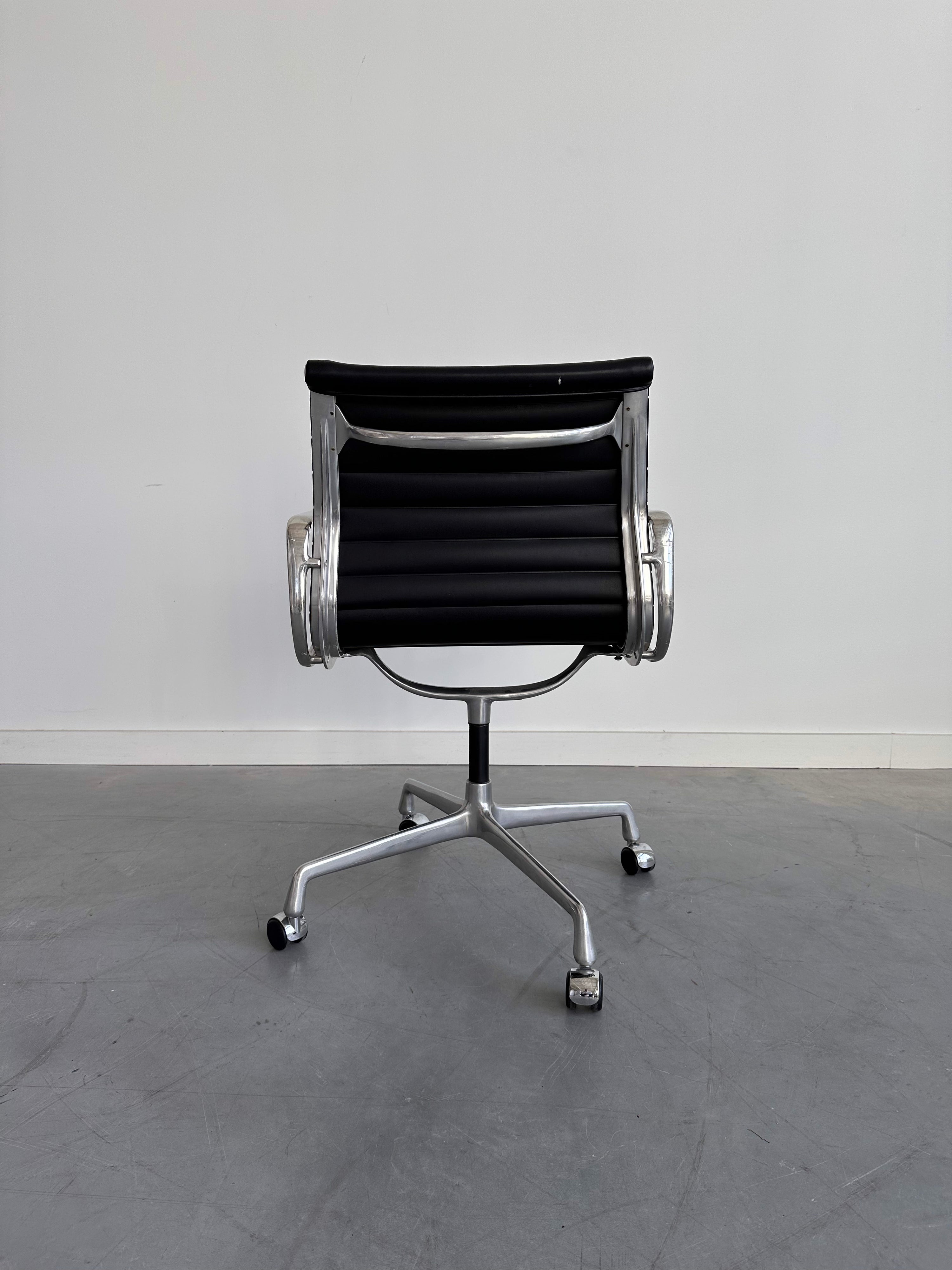 EA117 Executive Desk Chair by Charles & Ray Eames for Herman Miller